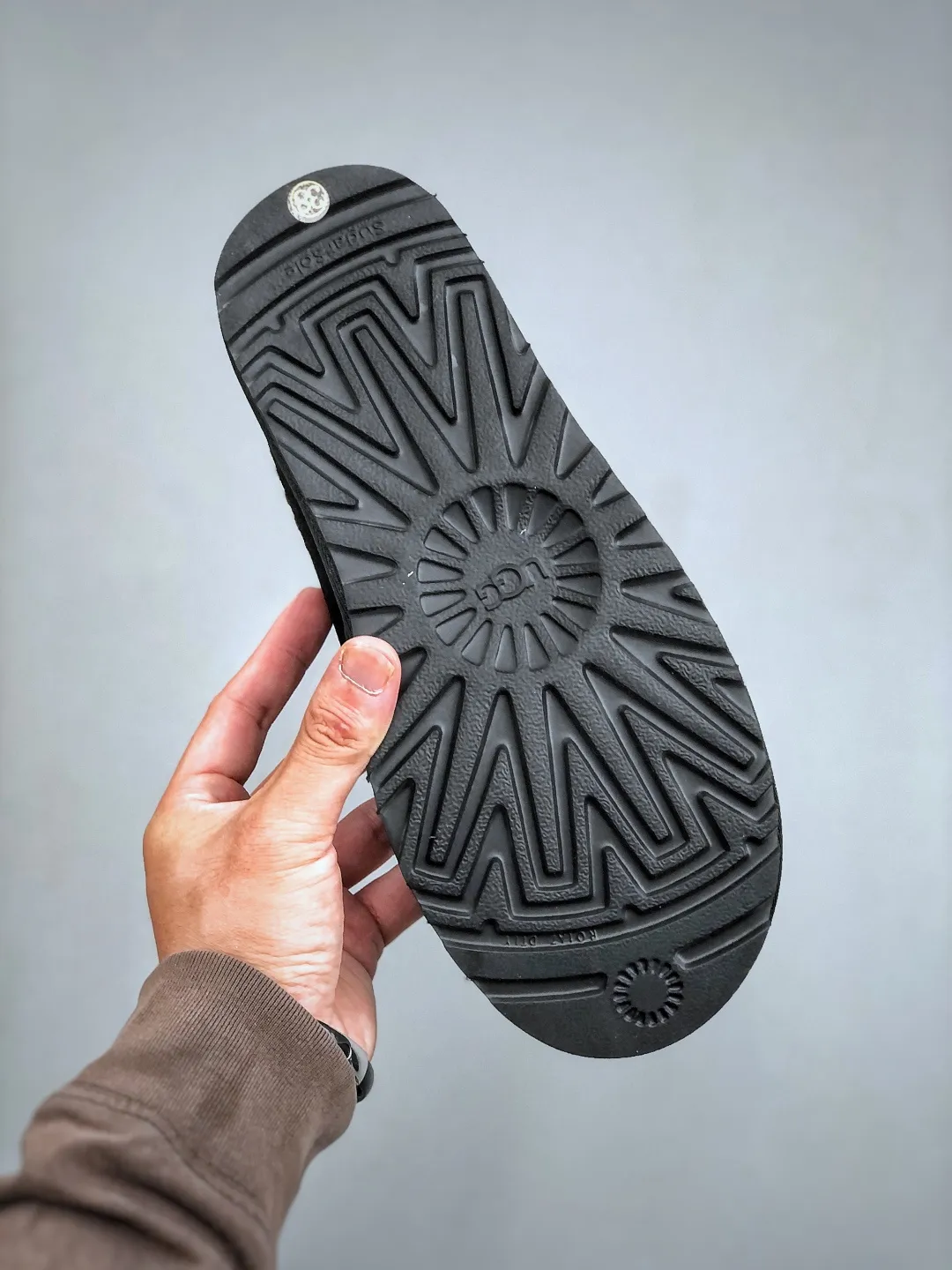 Local self-pickup💰540 supports store placement. The top version on the market. UGG Tazz. Ethnic thin-soled men's and women's models. Xiaohongshu's hot model. Produced by a major foreign trade factory in Guangzhou. Real sheep fur from toe to insole. Independent outer box packaging. Chip. Waterproof process. Different from any version on the market. 5cm thick sole, independently developed original outsole, cashmere insole, keeping warm in winter, suitable for home use. In the new year, uug launched a style series, which is partially geared towards the preferences of young consumers. It has also moved to the forefront of fashion trends. Shoe body material, water-repellent coated suede upper, 17 mm UGGPURE™ implanted wool insole, lightweight non-slip and comfortable rubber outsole, with brand LOGO and trademark, with full package Size: 35 36 37 38 39 40 41 42 43 44 45
